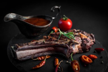 Kemik-in ribeye biftek biber papper ve sos ile servis