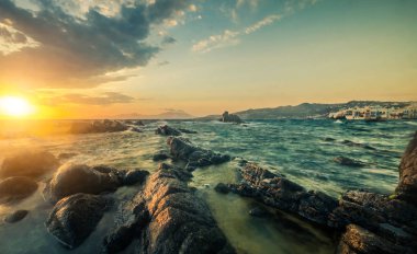 Kaya ve dalgalarla dolu güzel bir deniz manzarası