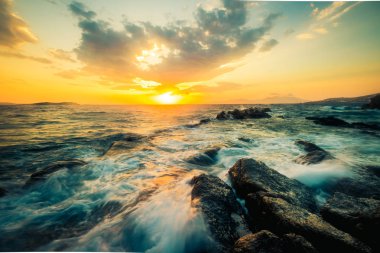 Kaya ve dalgalarla dolu güzel bir deniz manzarası