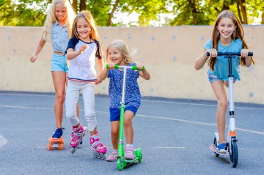 At binme ve skatepark içinde rekabet küçük kızlar