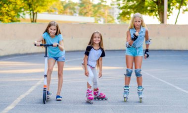 küçük kız skatepark binme rekabet