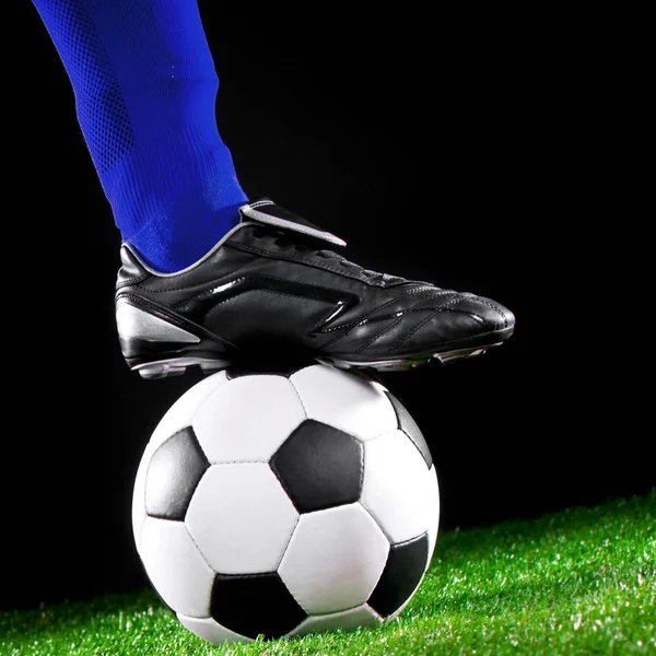 Balón de fútbol en el campo de fútbol —  Fotos de Stock