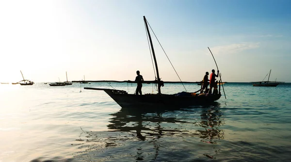 Abitanti del villaggio africano andare a pesca su una barca di legno — Foto Stock