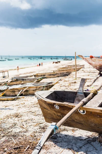 Mooi landschap met hangmat opknoping op de handpalm en boten in de Oceaan op de achtergrond — Stockfoto