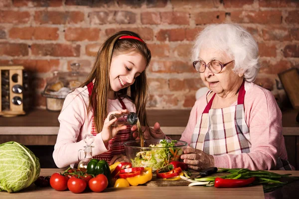 Бабуся допомагає своїй бабусі готувати — стокове фото