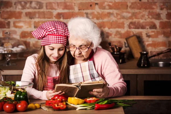 Sondotter läsning receptbok med mormor — Stockfoto