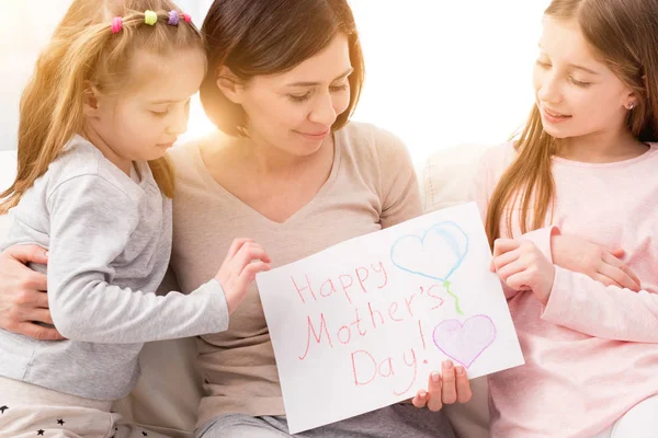 Flicka med handgjorda ritning för Happy mors dag — Stockfoto