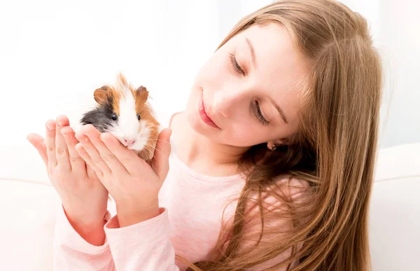 Charming little girl holding guinea pig — Stock Photo, Image