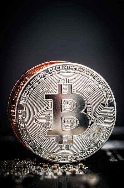 Argento lucido e rame bitcoin — Foto Stock