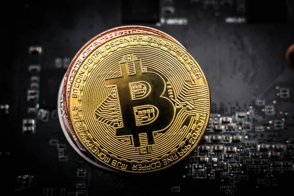 Goldene Bitcoin auf dem Computer-Motherboard-Hintergrund — Stockfoto