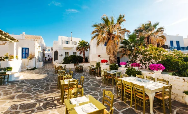 阳光明媚的希腊街餐厅的美丽景色 — 图库照片