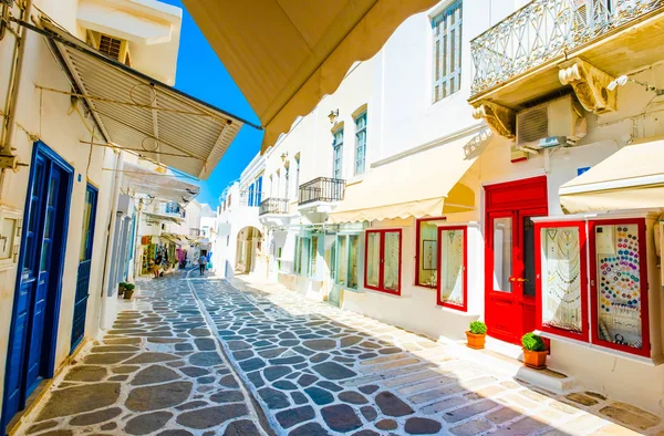 Prachtig uitzicht langs sunshine Griekse straat — Stockfoto