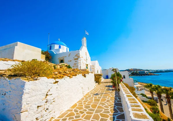 Excititng uitzicht op de Griekse kerk voor de turquoise zee — Stockfoto