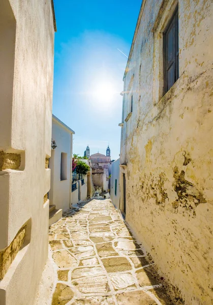 Narrow passage between stone walls, Lefkes, Greece — Stock Photo, Image