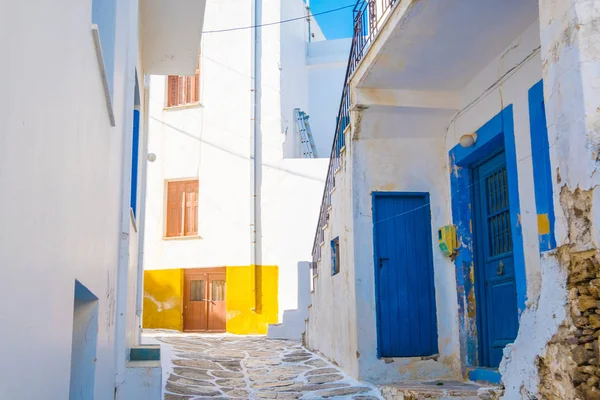 Lefkes köyde rustik evlerin dar sokak