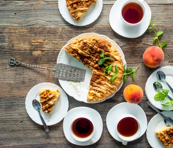 Tee mit Pfirsichkuchen — Stockfoto