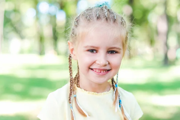 Nahaufnahme eines kleinen lächelnden Mädchens — Stockfoto