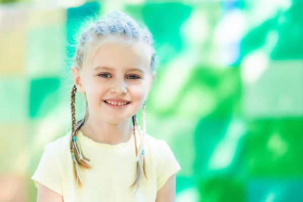 Nahaufnahme eines kleinen lächelnden Mädchens — Stockfoto