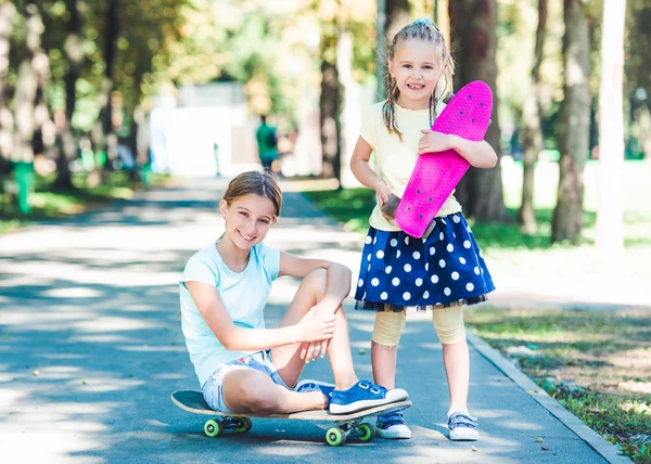 Ragazze sorridenti con skateboard — Foto Stock