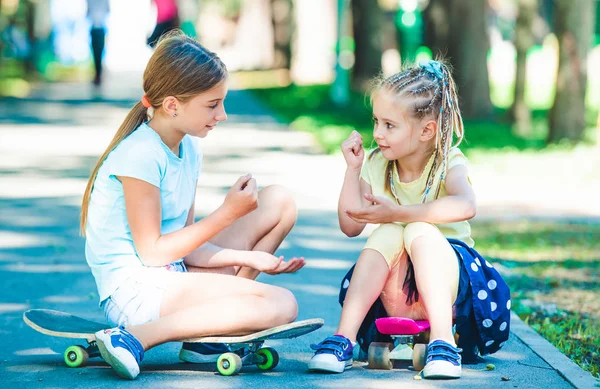 Усміхнені маленькі діти грають у парку — стокове фото