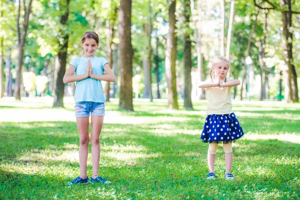 Meninas excersise no parque de sol — Fotografia de Stock