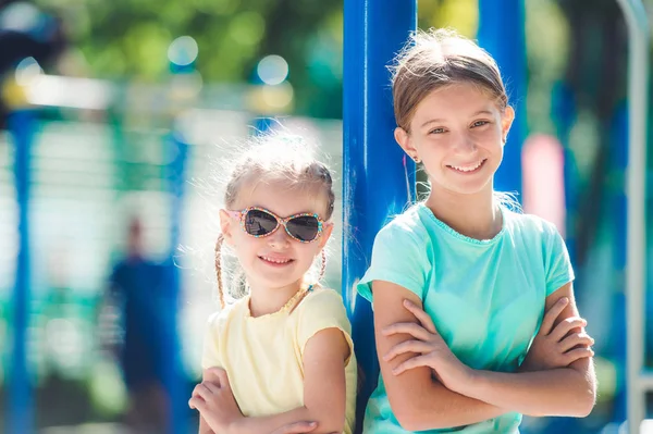 Niños sonrientes en el patio de recreo —  Fotos de Stock