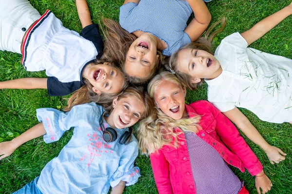 Glücklich lächelnde Kinder — Stockfoto