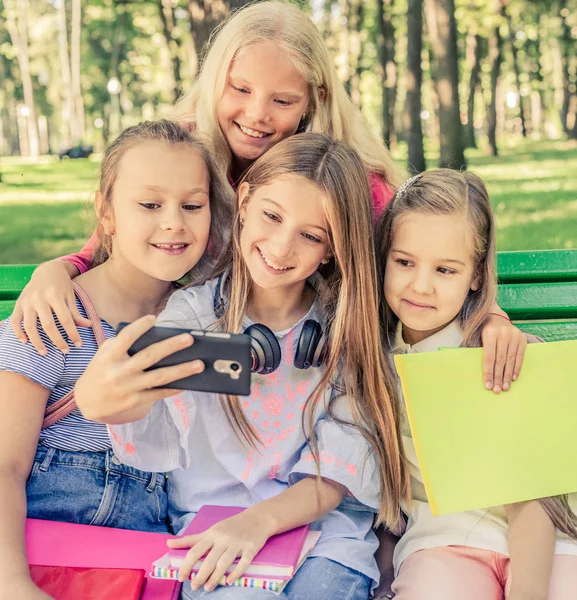 Friends Together in the Park — Stock Photo, Image