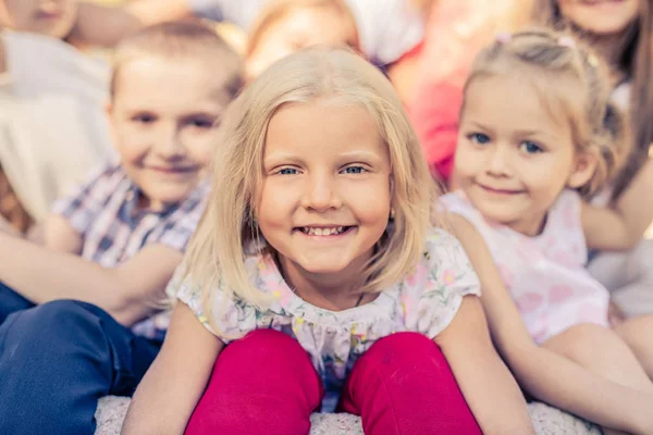 Sonrientes niños pequeños — Foto de Stock