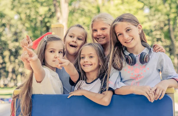 Hübsch lächelnde kleine Mädchen stehen zusammen — Stockfoto