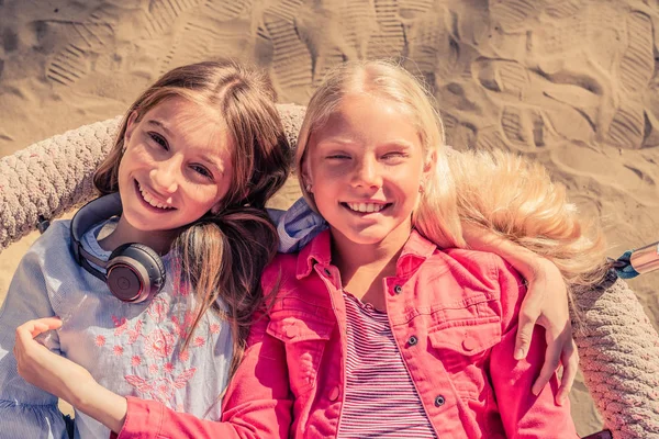 Όμορφα χαμογελαστά εφηβικά κορίτσια κάθονται μαζί — Φωτογραφία Αρχείου