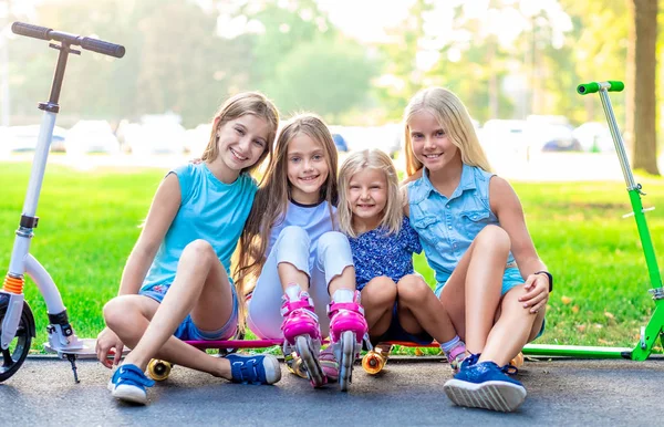 Kleine meisjes zitten in zonneschijn park — Stockfoto