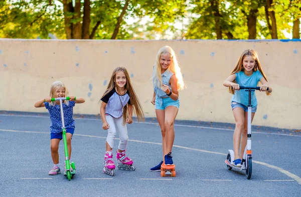 Kleine meisjes concurreren paardrijden in het skatepark — Stockfoto