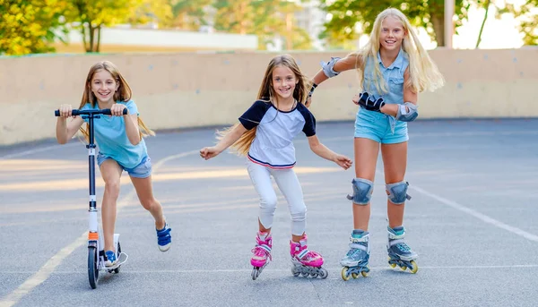 小さな女の子のスケートパークの乗馬競争します。 — ストック写真