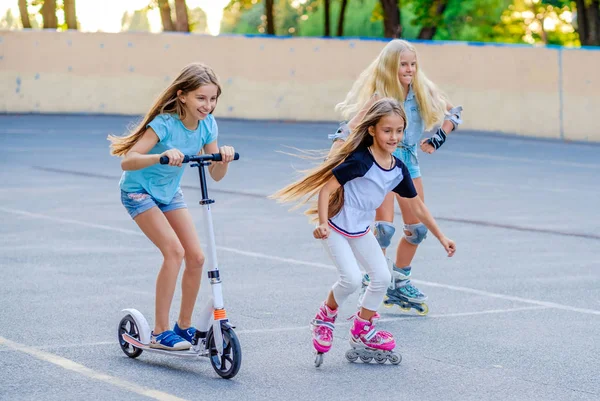 Små flickor Rider och tävlar i skatepark — Stockfoto