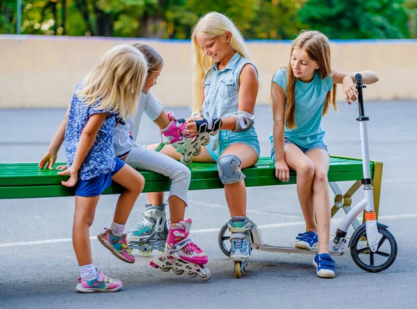 Kleine meisjes zetten op rollerskates — Stockfoto