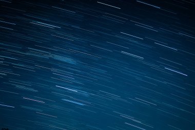 koyu mavi gökyüzünde startrails