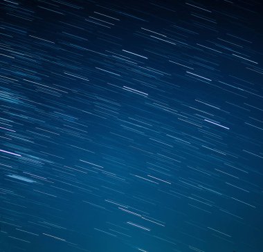 koyu mavi gökyüzünde startrails