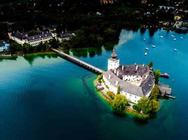 Avusturya'daki Gmunden Schloss Gölü'nün havadan görünümü