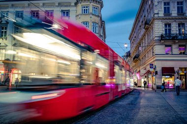 Linz, Avusturya'nın merkezinde akşam tramvayı