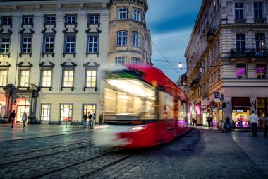 Linz, Avusturya'nın merkezinde akşam tramvayı