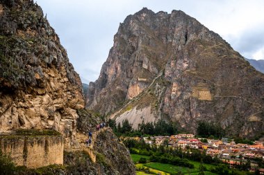 Dağların arasında Ollantaytambo kasabası