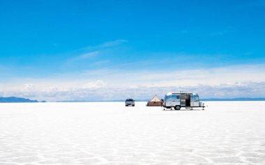 Salar de Uyuni kamp römork ile araba