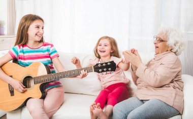 Granddaughters gitar dinleme büyükanne ile