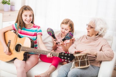Granddaughters gitar dinleme büyükanne ile