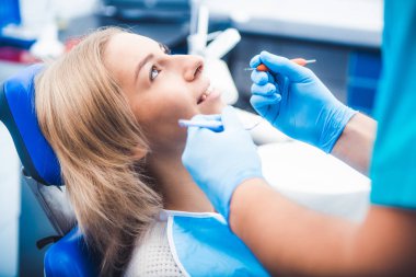 Diş hekimi tedavi kız