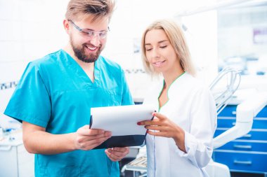 Not defteri ile üniformalı diş hekimleri