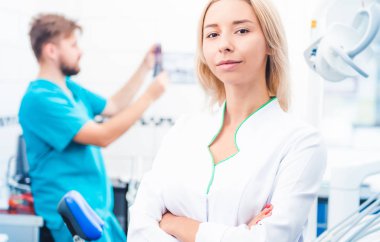 Stomathology ofisinde diş doktorları
