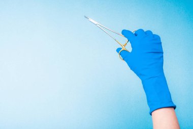 El mavi eldiven tutan diş metal kelepçeler