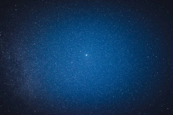 Weit entfernte Sterne fluteten den Abendhimmel — Stockfoto